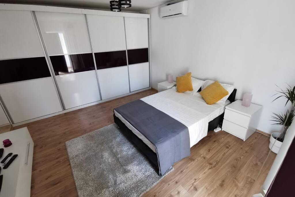 Bertigart Studio Apartment Bukares Bagian luar foto